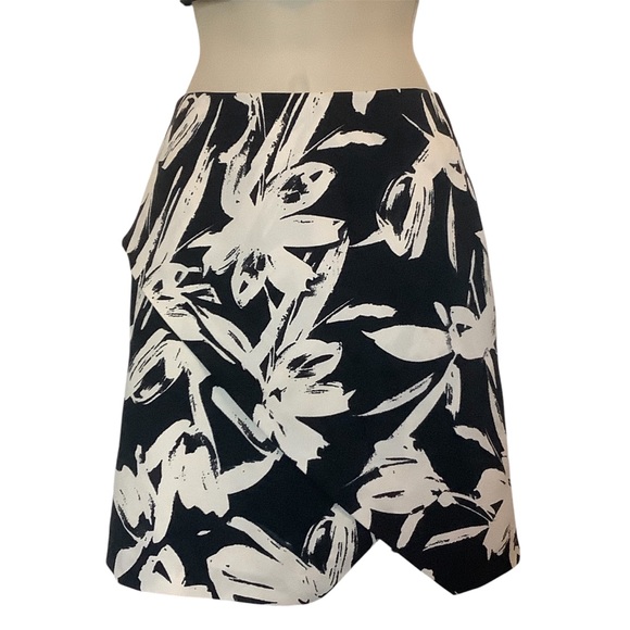 Banana Republic Black White Lined Tulip Skirt Size 2 Front Slit Like New - Picture 1 of 10